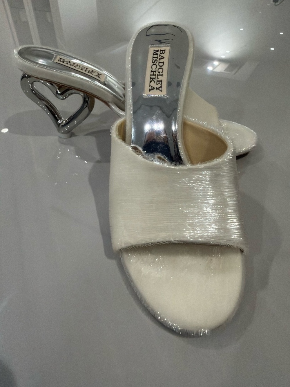 Badgley Mischka White / Cream Lucid Heart Heels, UNIQUE, 6, EUC